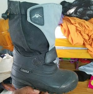 Snow boots